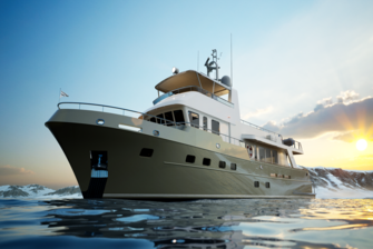 Eine große Motoryacht mit beigem Rumpf und weißem Aufbau fährt auf dem Meer. Die Yacht ist von vorne links zu sehen, das Wasser zeigt leichte Wellen. Im Hintergrund ist ein Sonnenuntergang mit gelbem Licht und teilweise bewölktem Himmel.